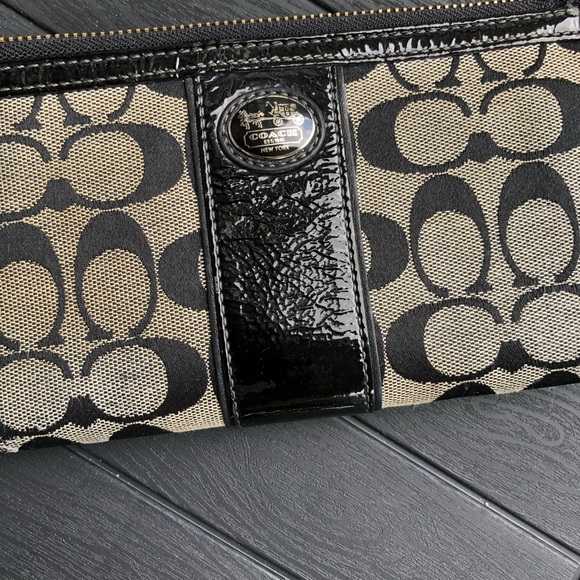 Coach canvas logo blk patent leather trim wristlet - Picture 4 of 8